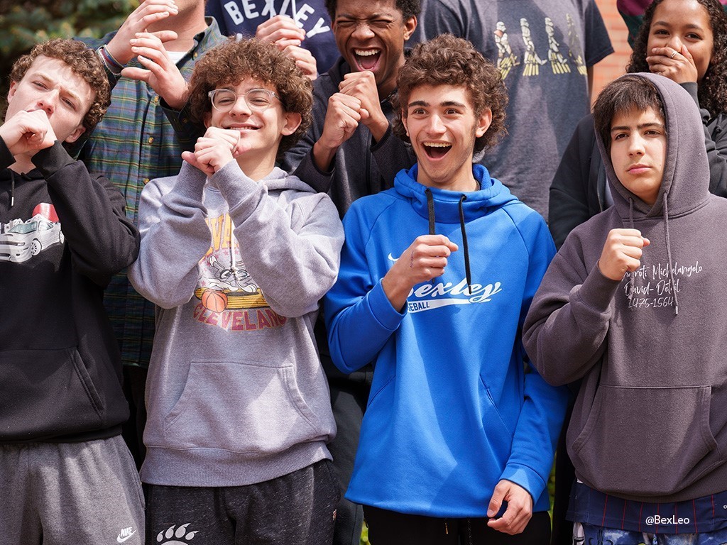 Image of 6 high school students laughing and making funny faces